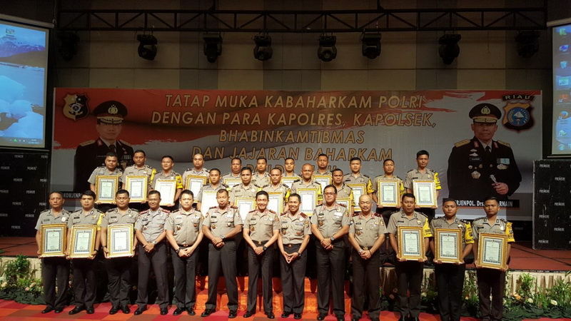 Kabaharkam Polri Beri Penghargaan 4 Bhabinkambtimas Polres Kampar